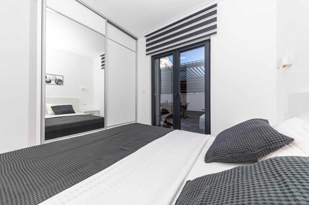 Luxury Apartment Pia With Swimming Pool And Grill Trogir Eksteriør bilde