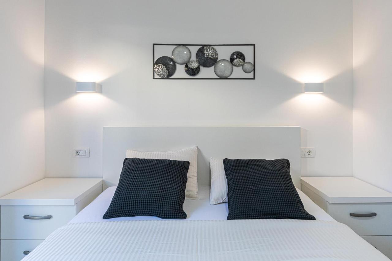 Luxury Apartment Pia With Swimming Pool And Grill Trogir Eksteriør bilde