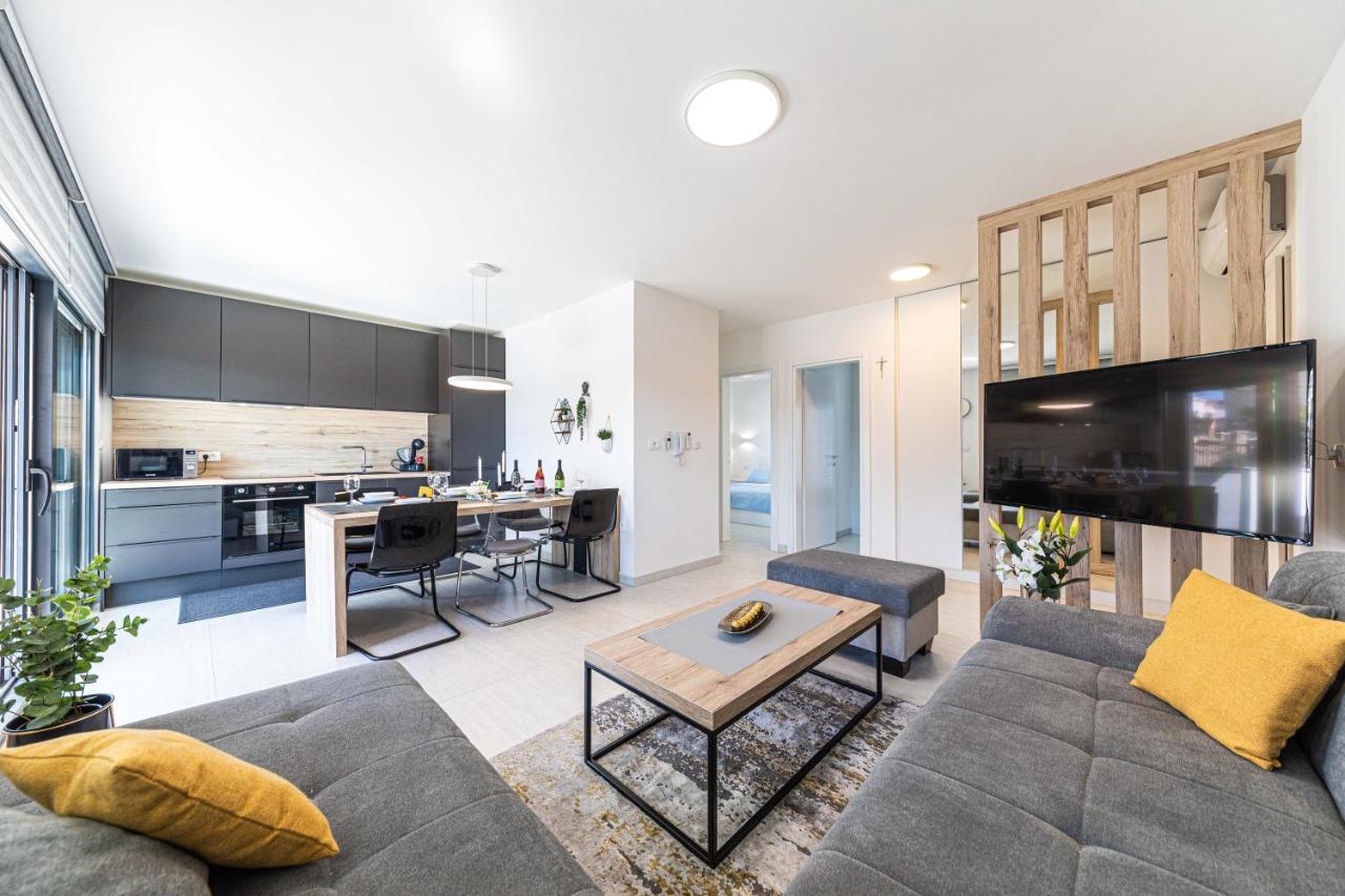 Luxury Apartment Pia With Swimming Pool And Grill Trogir Eksteriør bilde